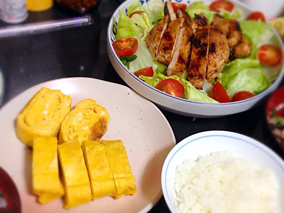 今日の晩ご飯は、豚ロースの味噌焼き(サラダ座布団)、厚焼き玉子、お吸い物。|ゆえさん