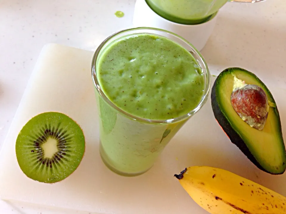 Avocado kiwi banana smoothie 💚|viviさん