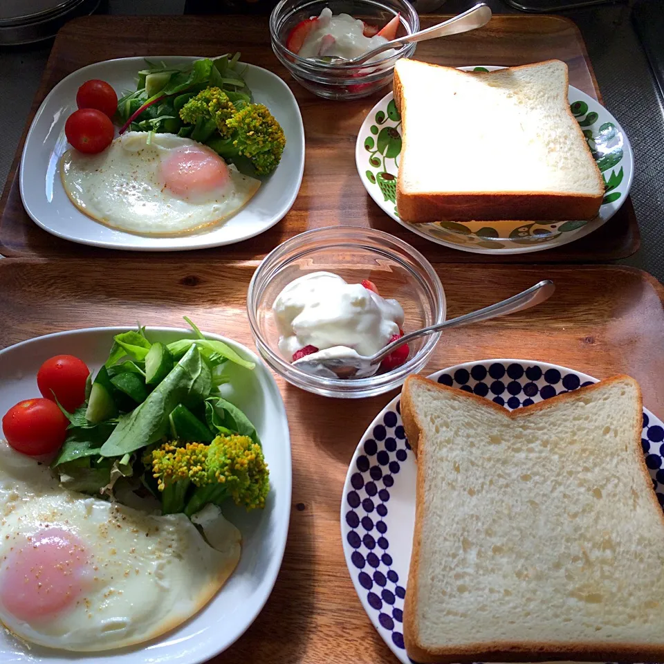 セントルの角食、目玉焼き＆サラダ、イチゴ・ラズベリー＆ヨーグルト|charさん