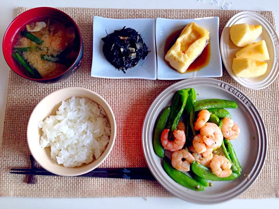 スナップえんどうと海老の炒め物 ひじきのベーコン煮 揚げ出し豆腐 じゃがいもにらの味噌汁 りんご|にゃろめさん