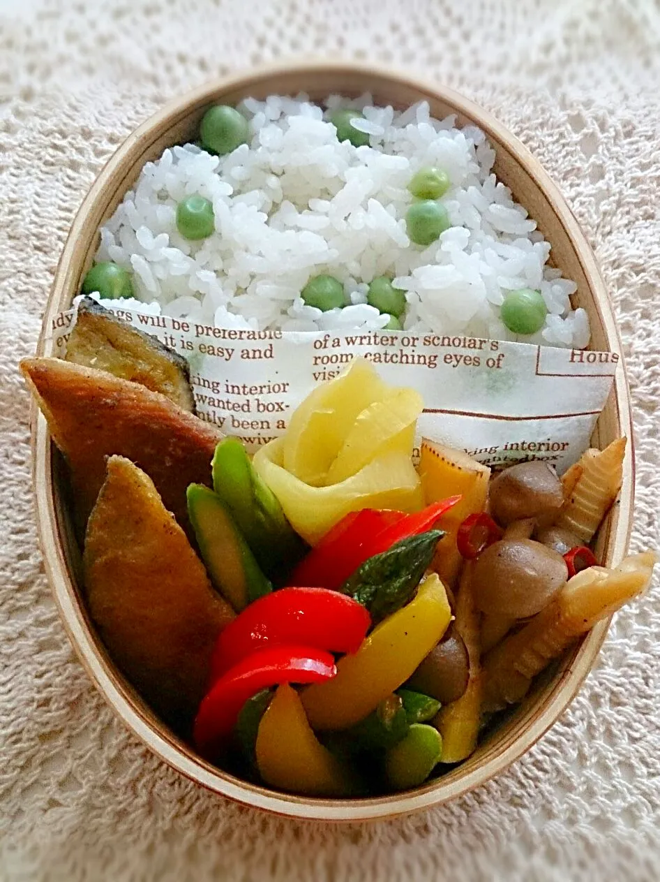 Snapdishの料理写真:鯖のカレー揚げ弁当
今日のパパのお弁当は
鯖のカレー揚げ、筍としめじのぴりからニンニク醤油炒め、今が美味しいアスパラとパプリカのソテー、えんどう豆のご飯でした。|とだともさん