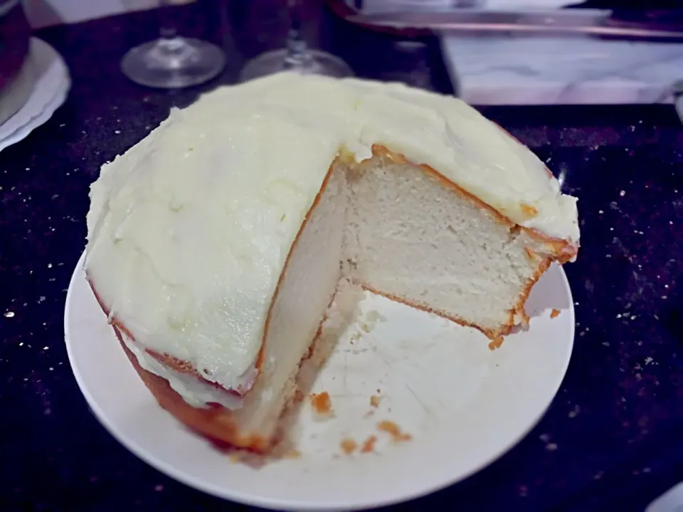 Vanilla white cake with creamy butter sugar icing. #Yummydessert.|Yummy Mummyさん