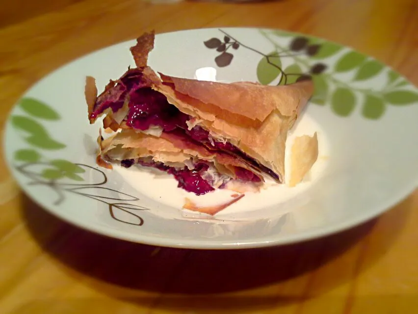 Mixed berry and mint phyllo parcels with vanilla spiked cream|Fe's kitchenさん