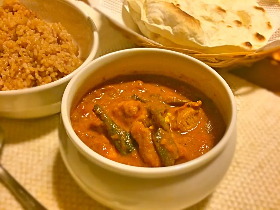 チキンとトマトとオクラのカレーwith酵素玄米andチャパティ|あかつ亭さん