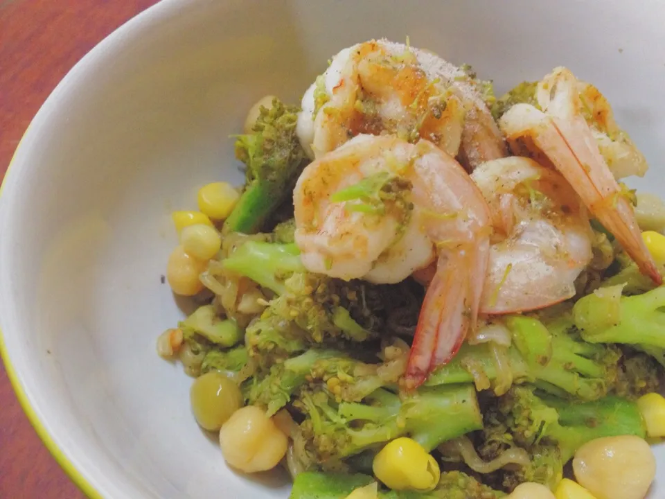 Fried noodle with prawns and broccoli . .|Jubjanさん