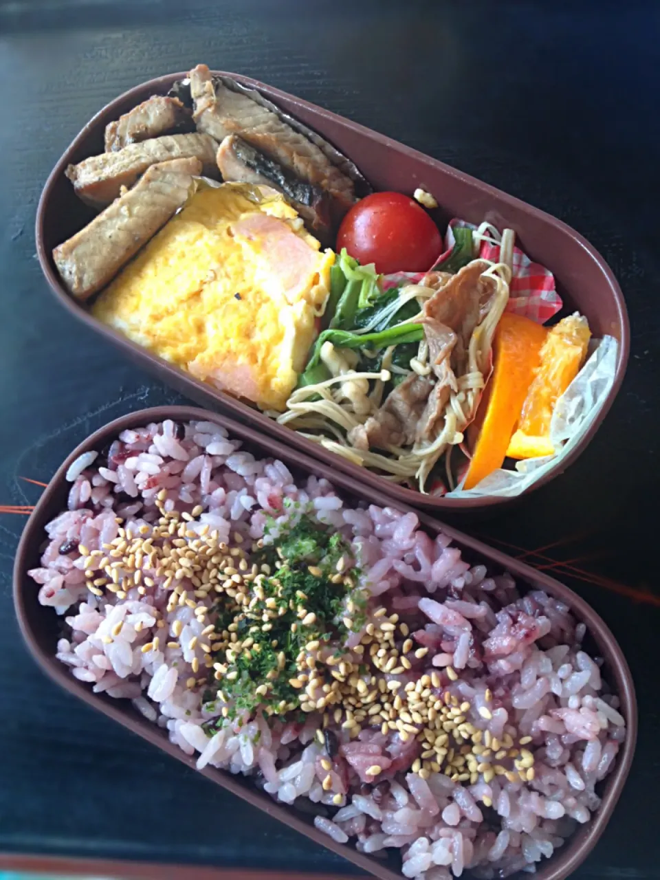 Snapdishの料理写真:娘の弁当 鰹オリーブ油焼 ハムオムレツ 牛肉エノキ小松菜炒め 清美オレンジ 黒米ごはん|まった ゆうゆうさん