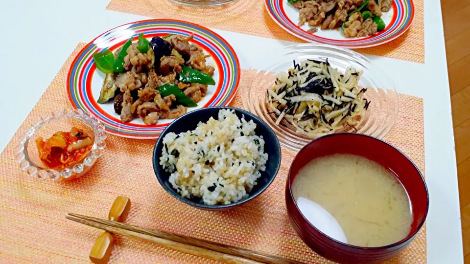 今日の夕食 豚肉・ピーマン・茄子の味噌辛炒め、大根とひじきのサラダ、キムチ、玉ねぎの味噌汁、わかめごはん|pinknari🐰🌈さん