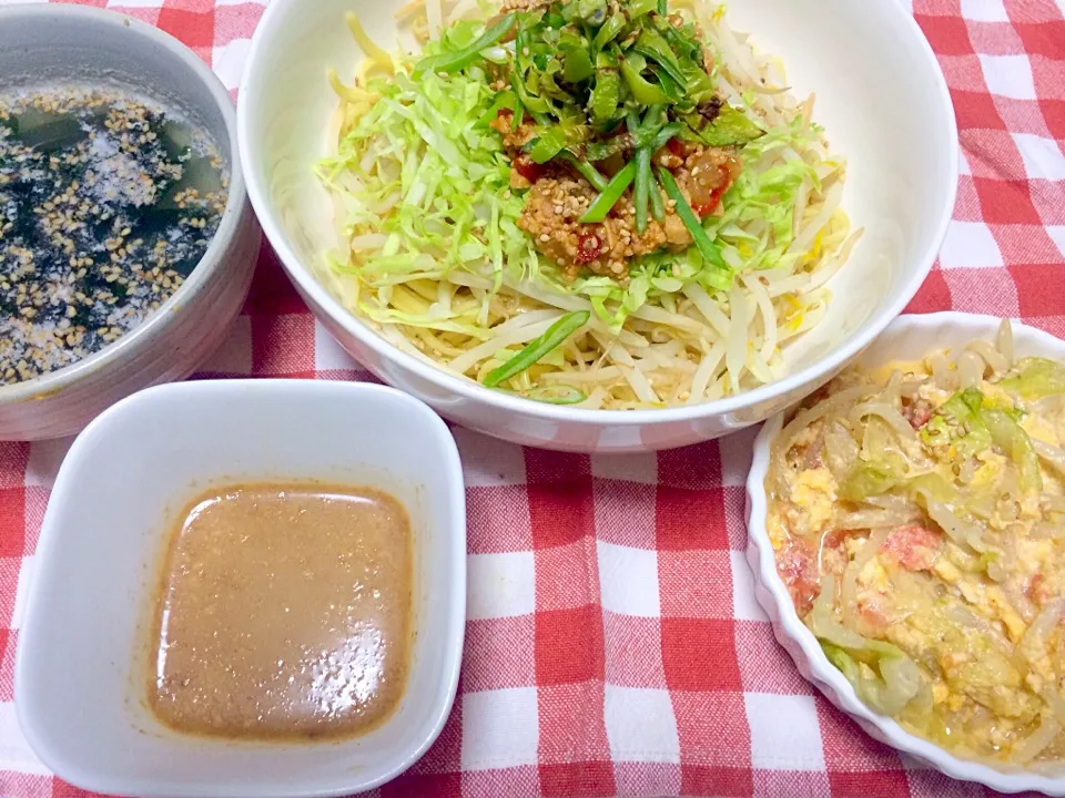 汁なし坦々麺とレタスとトマトとモヤシの卵炒めとわかめスープ|ここあさん