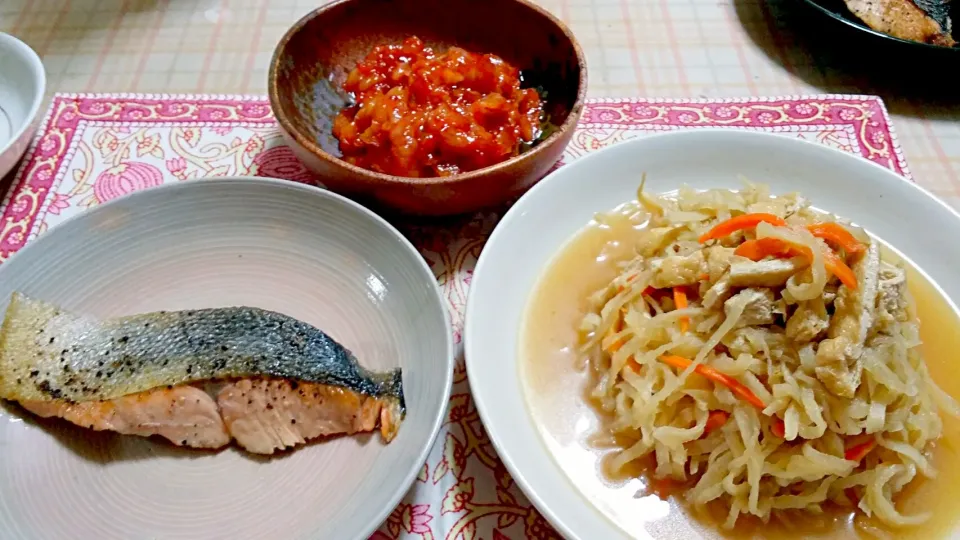 鮭の塩コショウ焼きと千切り大根…そしてスーパーで売ってた謎の珍味です(^^)|Syuichi Endohさん