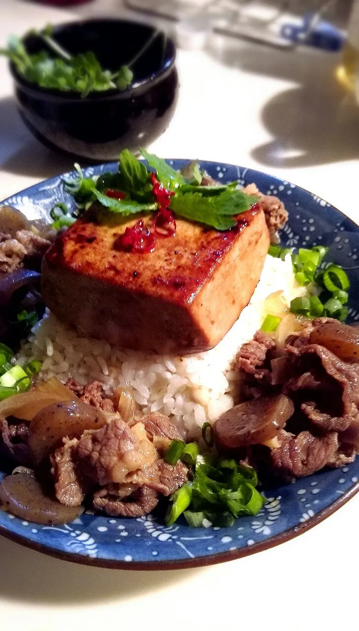 牛すき焼き&豆腐ステ－キ～の[城風]

豆腐は牛すき焼きと一緒に煮込んでて煮汁を吸いとってまだフライパンで焼きました★|Iningさん