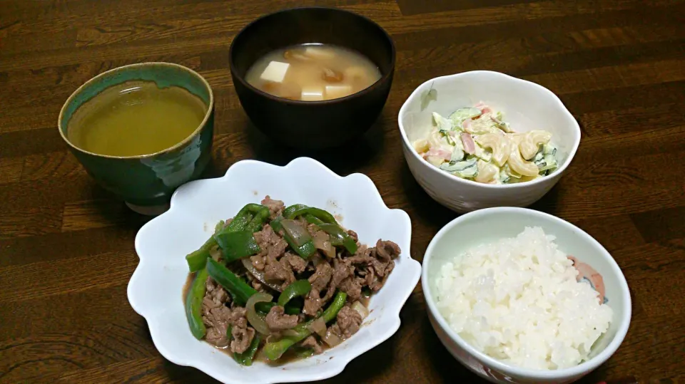 ピーマンと牛肉の炒めもの&マカロニサラダ&豆腐となめこの味噌汁|えっちゃんさん