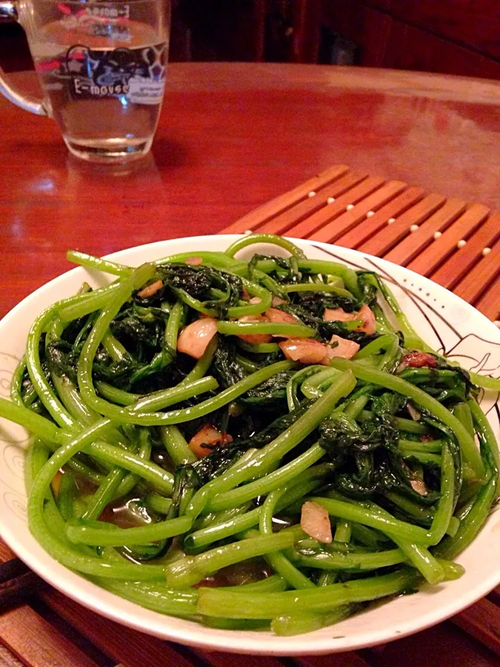 Snapdishの料理写真:清炒茼蒿，蒜瓣（✨小朋友出炉的第一道菜）|aaaaannieさん