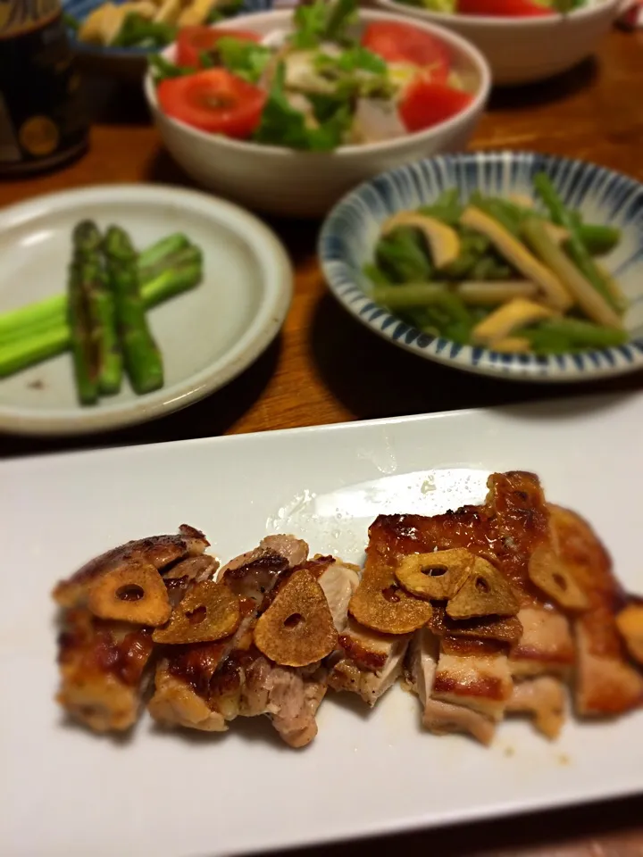 鶏にんにく焼き、ミズと揚げ煮浸し、焼きアスパラ、ルッコラのサラダ|raku_darさん