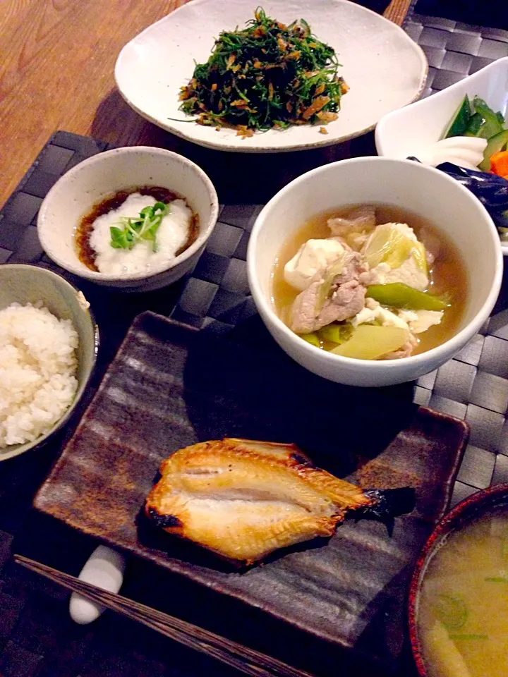 ヘルシー和食メニュー🍚キンキの開き🐟肉豆腐、オカヒジキとニンジンの黒胡麻和え、もずくとろろ、お漬物、大根とえのき、油揚げのお味噌汁、麦入りご飯🍀|まみりんごさん