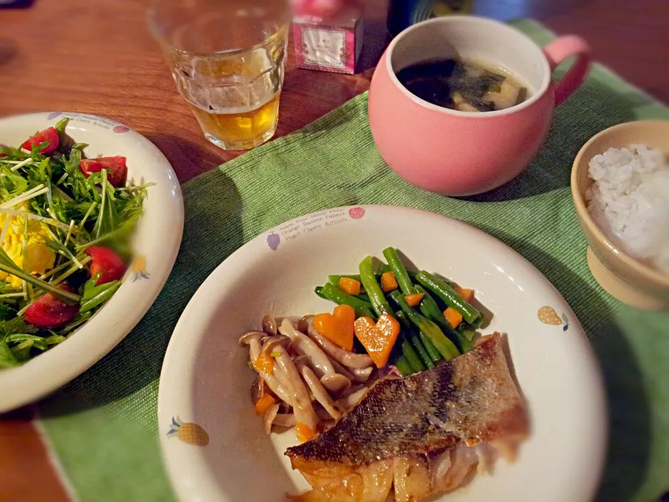 鱈の塩麹バター醤油、いんげんとぶなしめじのソテー、野菜サラダ、味噌汁|かなさん