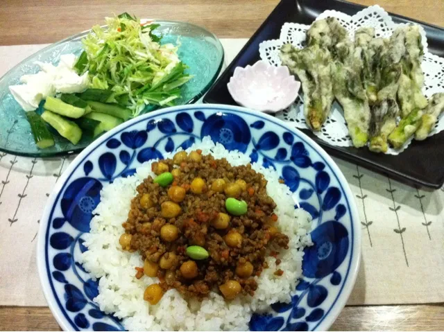 Snapdishの料理写真:早速、たらの芽天ぷら・ひよこ豆入りスバイシードライカレー・クリームチーズとピクルスサラダ|まーままさん