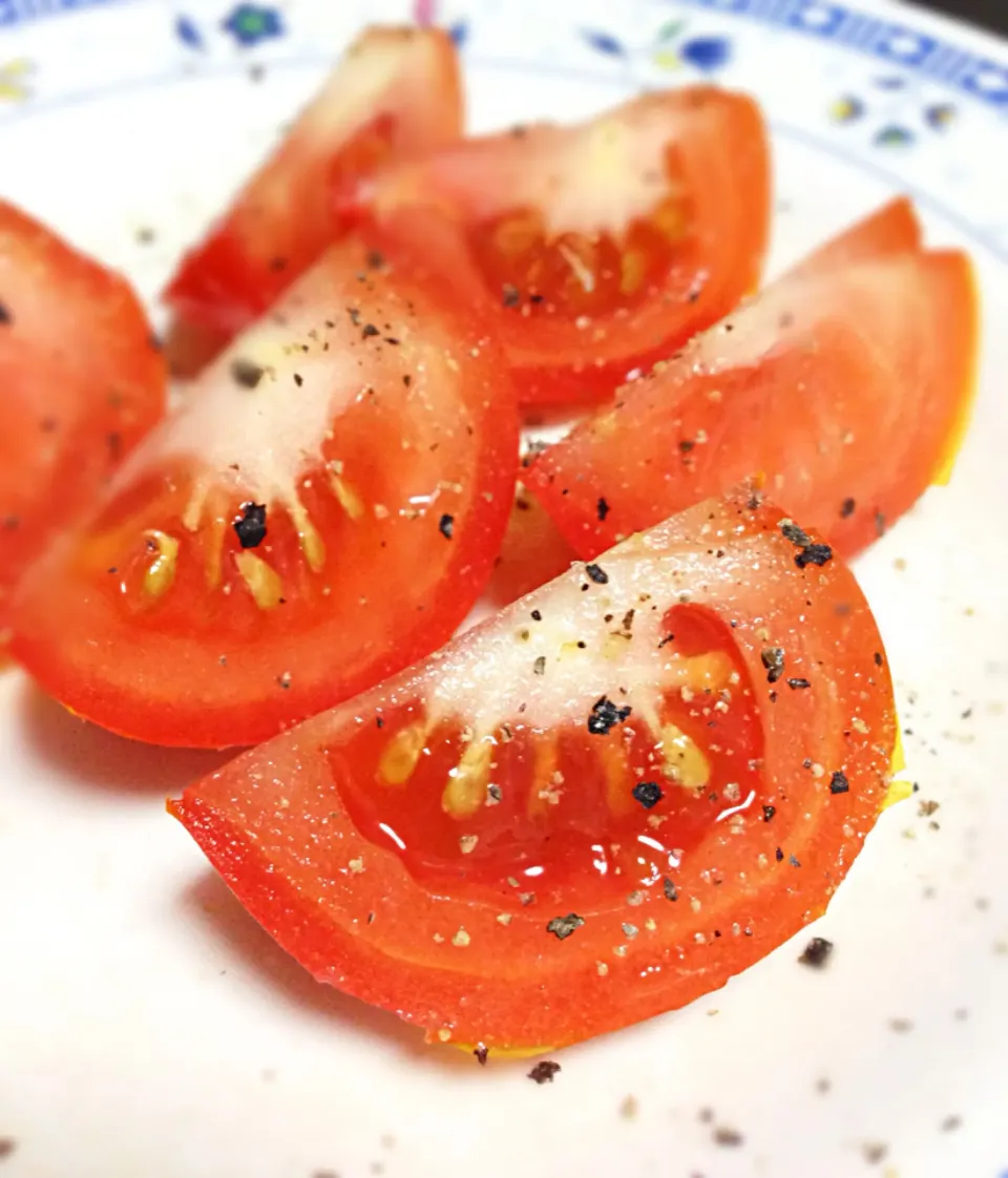 Plum tomatoes with salt and black pepper|coxiella24さん