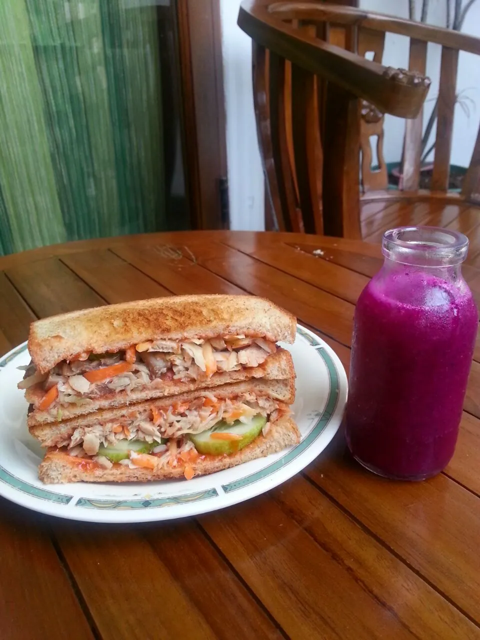 tuna sandwich and purple smoothie|vitantriさん