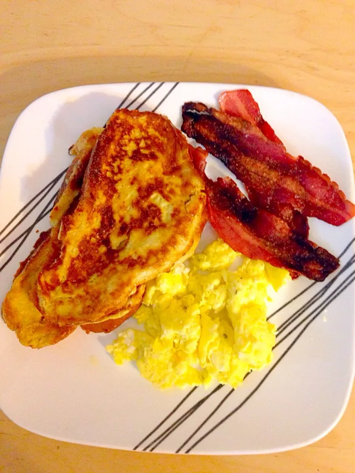 French toast, eggs, turkey bacon|Dina Beeさん