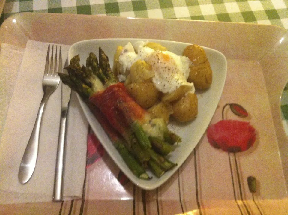 Asparagus with mozzarella and Parma ham, new potatoes with butter and a poached egg|Emma Proe Was Duncalfさん