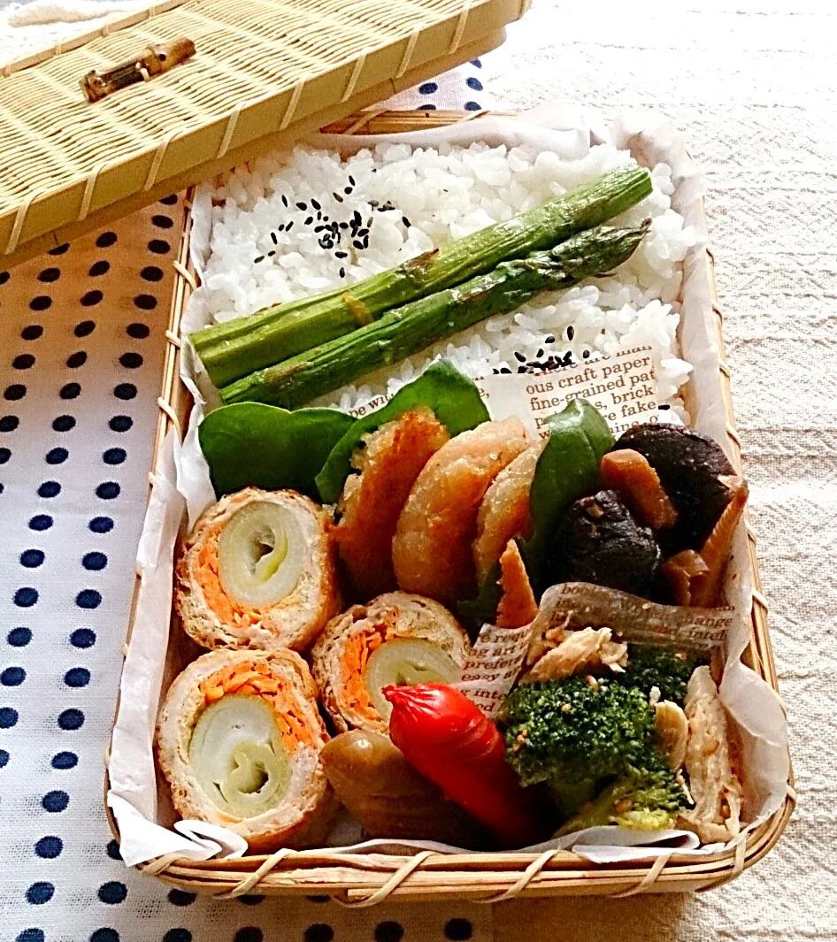 豚肉と揚げのネギ人参巻き弁当 
今日のパパ弁当は作りおきおかずを使って。
豚肉とお揚げのネギ人参巻きはポン酢味、
ささみとブロッコリーの棒々鶏風、
プリプリえびのお焼き
筍と干し椎茸のテンメンジャンコチュジャン煮、
アスパラソテー、ウインナー、等でした。|とだともさん