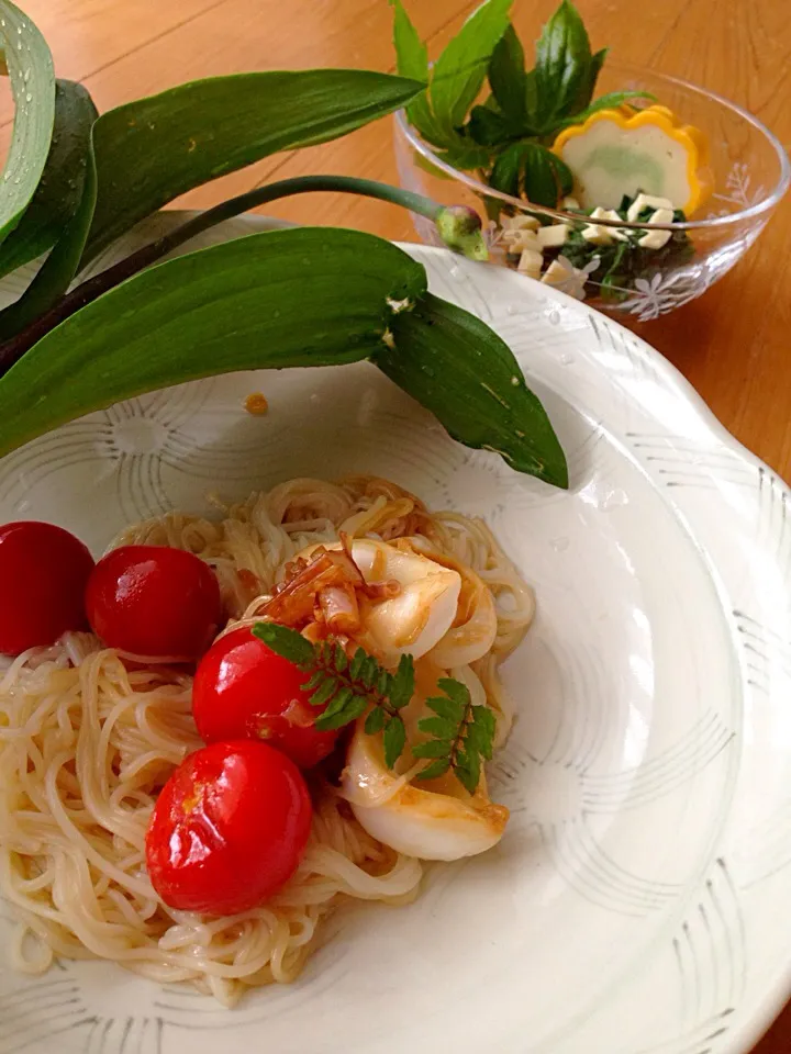 行者ニンニクとタコとトマトの素麺パスタ。行者ニンニクのお花って(///∇//)なんて可愛いんでしょ！にこにこしながら朝ごはんの支度です。シドケとチーズの和え物と、とうふカマボコも。|Kumi_loveさん