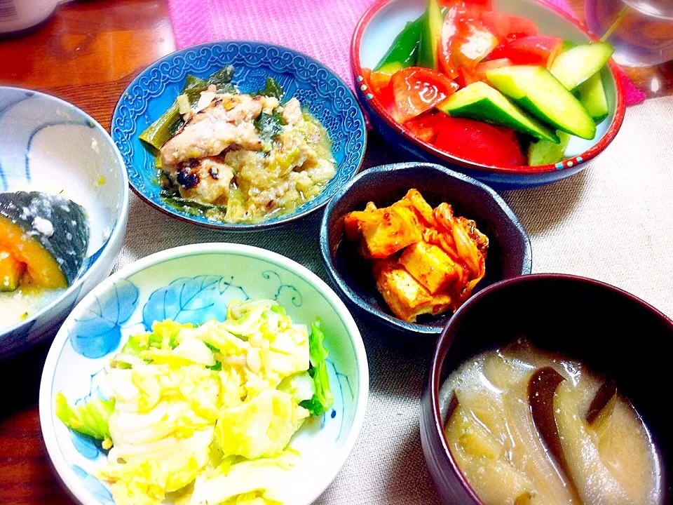 ⚫︎茄子と玉ねぎの味噌汁 ⚫︎キャベツと卵中華炒め ⚫︎厚揚げキムチ ⚫︎鶏ももと長ネギ塩麹炒め ⚫︎かぼちゃ煮物 ⚫︎トマトときゅうりのサラダ|ぷみさん