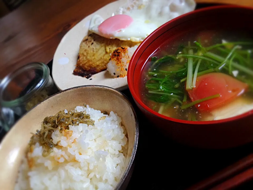 鯖の塩焼き、水菜とトマトのすり流し、自家製ちりめん山椒とお焦げが嬉しい土鍋ゴハン♪|塚本直美さん