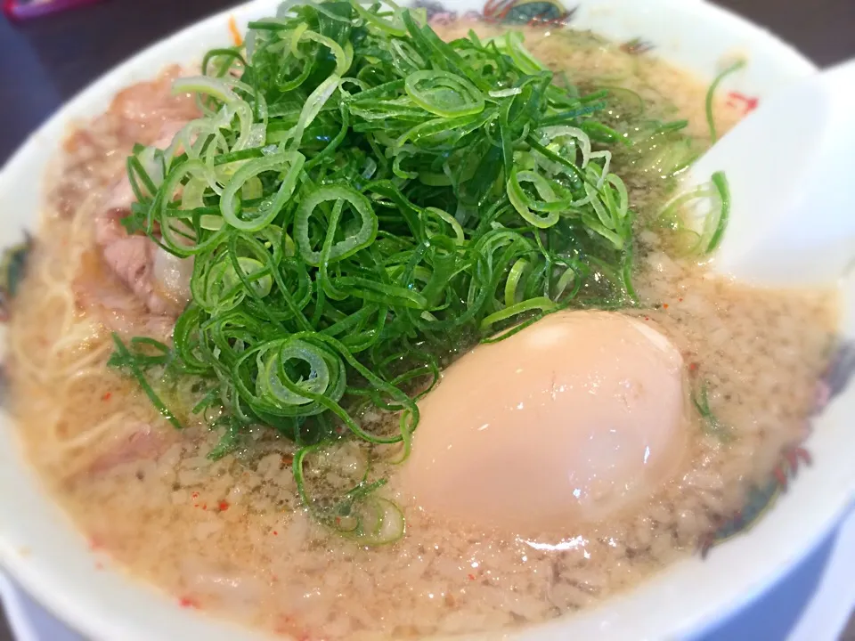 【本日のランチ】
味玉ラーメン(ネギ多め)。
初めて来た背脂系のチェーン店。
見た目ほどしつこくないのはスープがあっさりしてるせいか。
麺は細麺ストレート。普通より「硬め」でオーダーした方がいいかも。
味玉が非常に冷たかったのはマイナスだが、全体的にバランス良く、そこそこ美味かった。|JTKさん