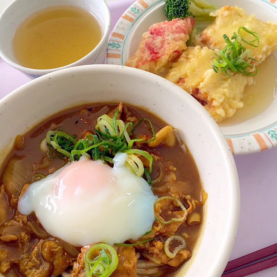 Snapdishの料理写真:カレーそば(温玉トッピング)、豆腐と挽肉包み揚げ|maixx ใหม่さん