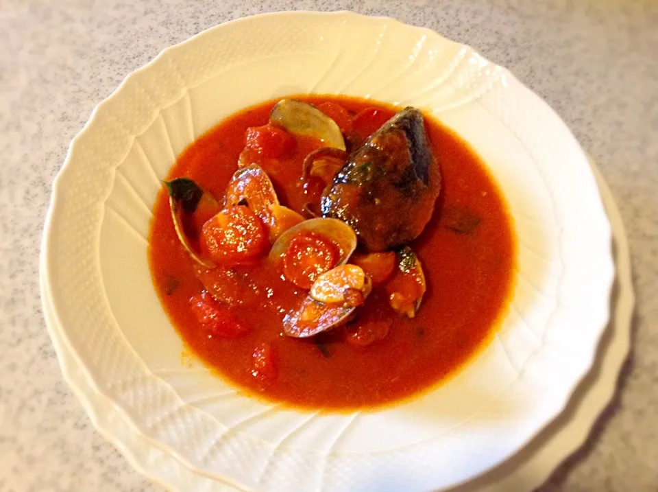 Snapdishの料理写真:MuSseL & CLaMs In ToMatO SoUp|GeMzKiTchさん