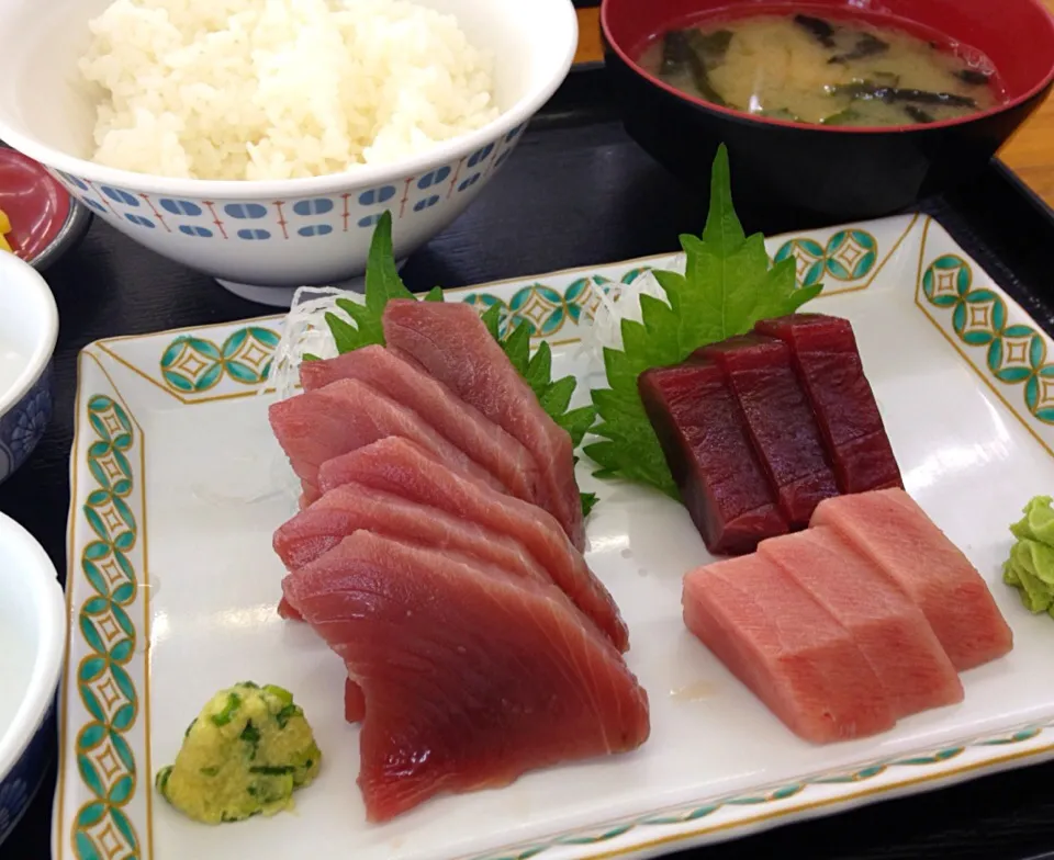 営業マンの昼ごはん 刺身盛り合せ定食|ぽんたさん