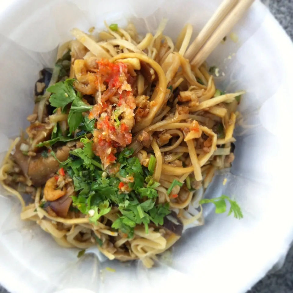 Steamed rice noodles topped w fringe bamboo shoot & shiitake #mushroom #thaifood|Eat in Thaiさん