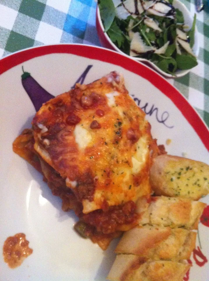 Lasagne, garlic bread and rocket Parmesan salad|Emma Proe Was Duncalfさん