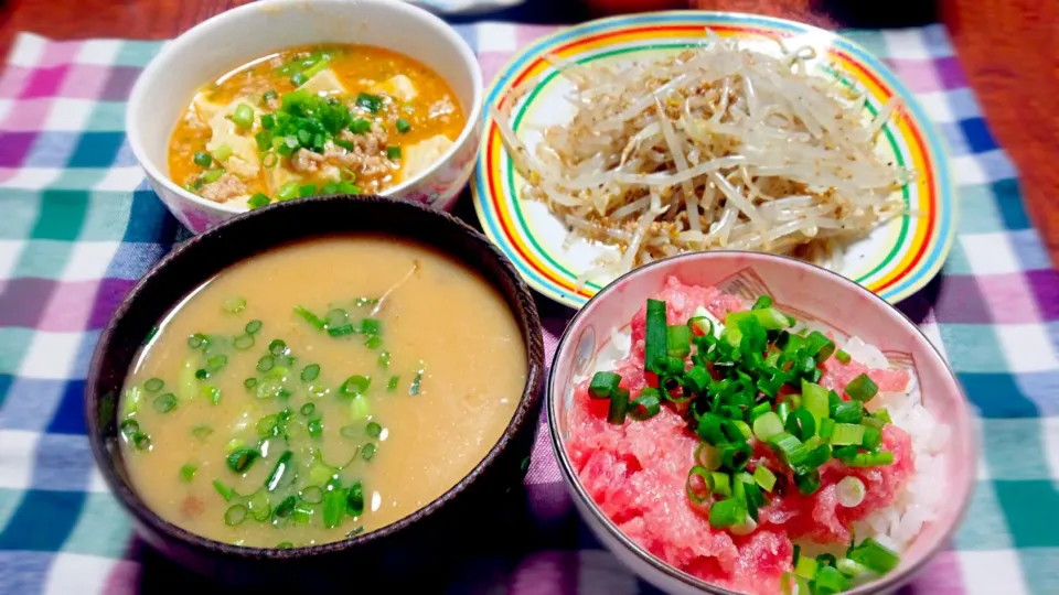 今日の晩御飯。
麻婆豆腐、ネギトロ丼、もやしのナムル、なめこ汁|ぎるママさん