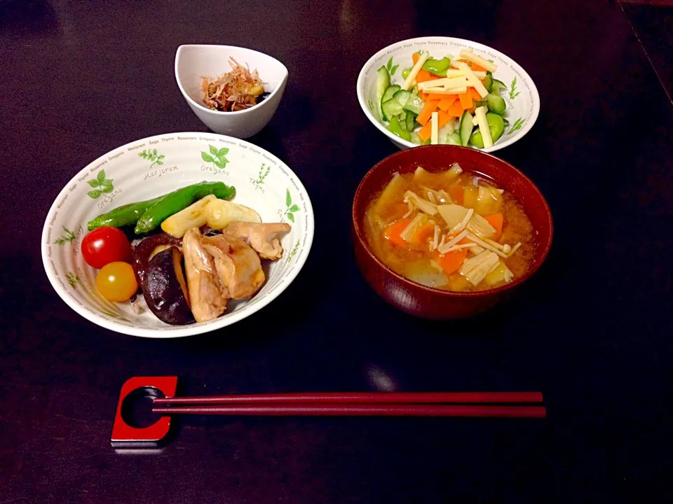 照り焼きチキン丼、味噌汁、そら豆のサラダ、茄子のお浸し|miimaさん