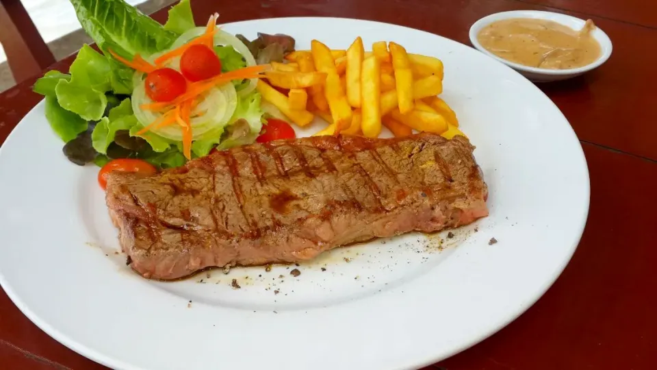 Snapdishの料理写真:steak @ Nikitas Phuket|anthony williamさん