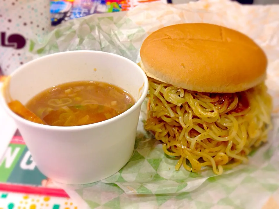 大勝軒つけ麺バーガーメガ盛！|えすとさん