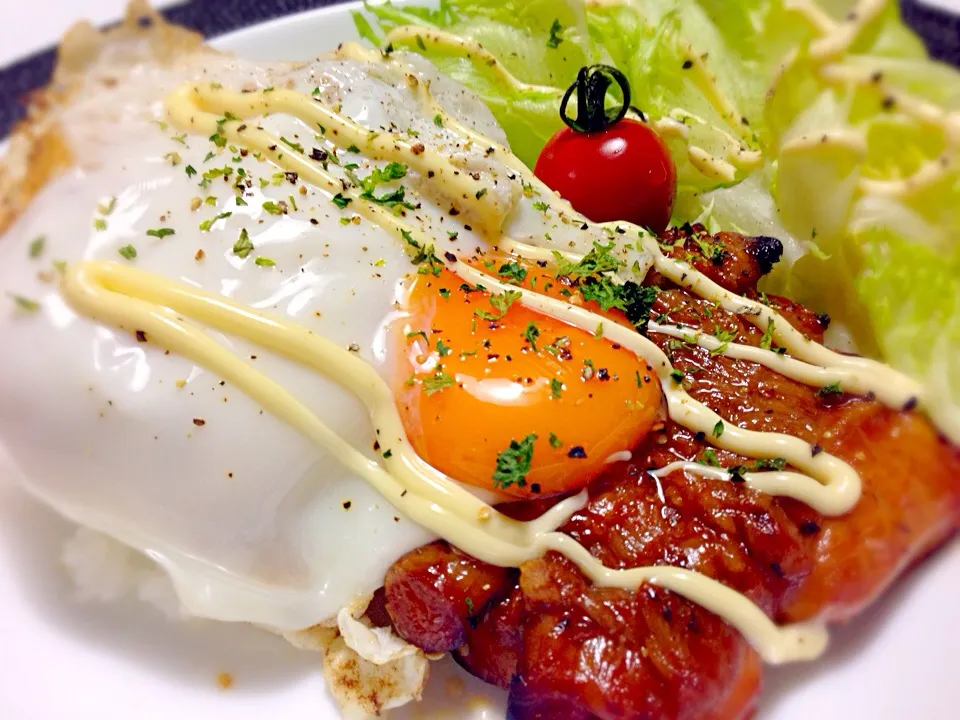 Snapdishの料理写真:なんか、普通だわぁ…。ご飯に照り焼きチキンと目玉焼きのっけただけ❗️（笑）の娘の晩ご飯〜😂|みほままこさん