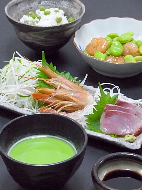 今晩は、甘海老 ハマチ お造り、海老とそら豆の炒め煮、えんどう豆のすり流し、青豆ご飯

夕方田舎から大量のお豆が届きました。
豆づくしにする予定だったので、主菜は短冊を切っただけ、皮をむいただけのお造りにして、お豆らの皮をひたすらむきました。

今日も美味しかった！|akazawa3さん