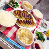 Snapdishの料理写真:餃子、小松菜と舞茸のお浸し、サンラータン|Suzuka Taniokaさん