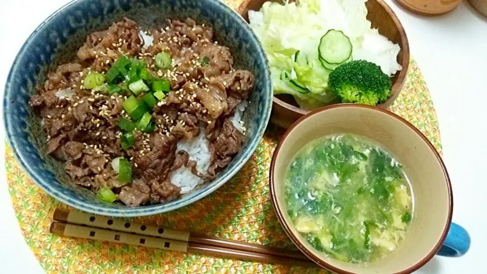 牛肉の甘辛丼、豆苗と卵の中華スープ、サラダ♡|yuiさん