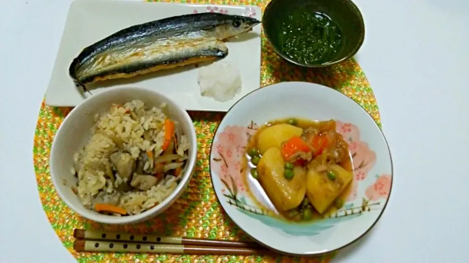 炊き込みご飯、サンマの開き干し、めかぶ、じゃがいもとツナの煮物♡|yuiさん