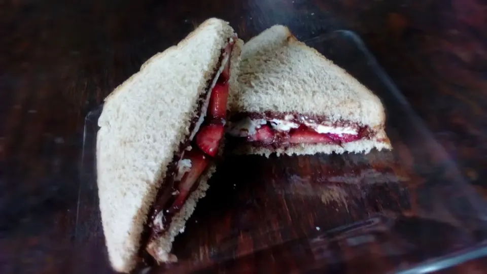 sándwich de nutella con fresa y panela|Javier Rdz.さん