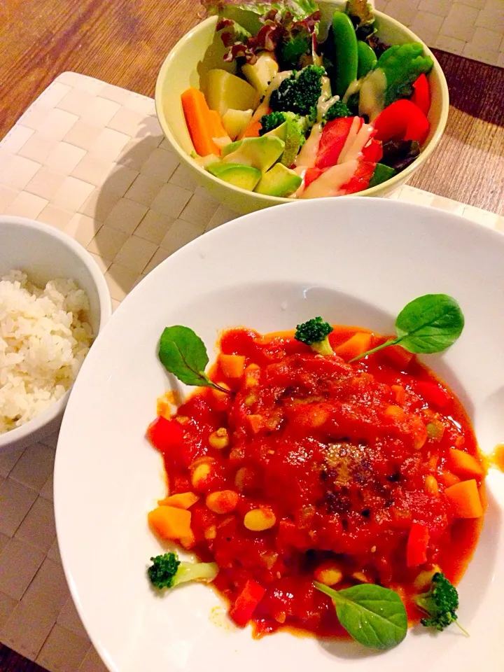 ミックスビーンズ入りトマトソースの煮込みハンバーグ🍅いろいろ野菜のサラダ🍀|まみりんごさん