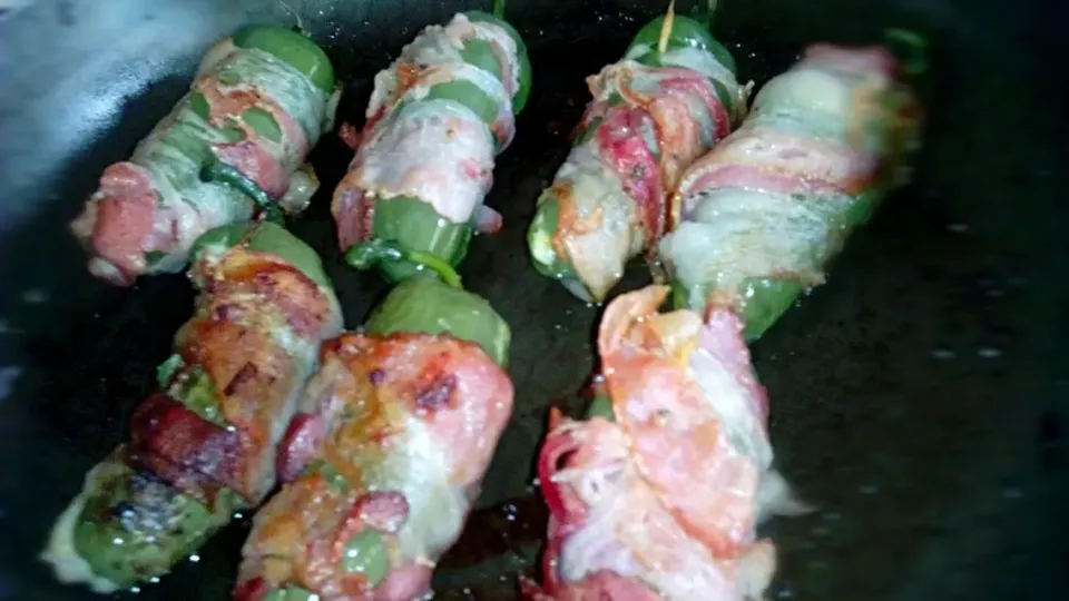 Jalapeños rellenos de queso envueltos en tocino|Javier Rdz.さん