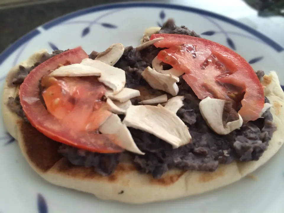 Arabic bread, black beans, tomato slices and mushroom pieces. So delicious! Highly recommend it|Vannessa Campoverdeさん