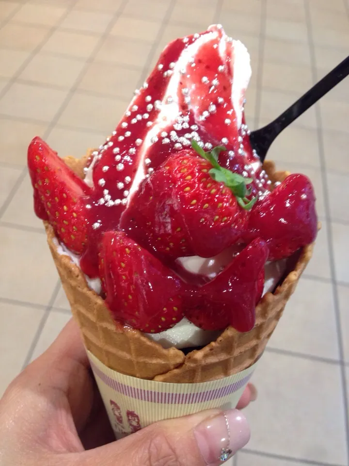 Snapdishの料理写真:Straberry ice cream|Marycris Gomezさん