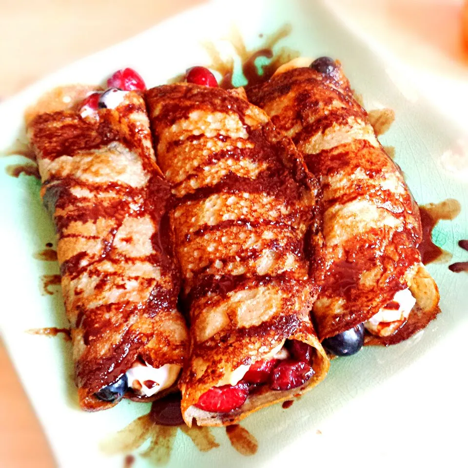 Gluten-free vegan fruit stuffed crepes with coconut cream and Stevia sweetened chocolate sauce♡|Kompeito_cooksさん