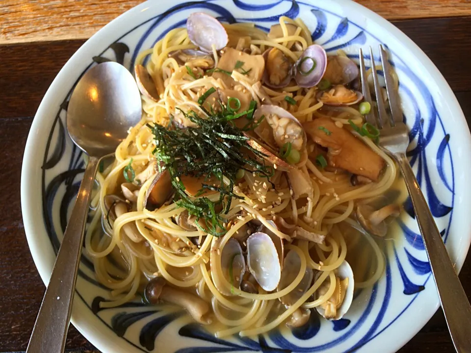 あさりと信州きのこのスパゲッティ、ガーリック醤油風味|なるさんさん